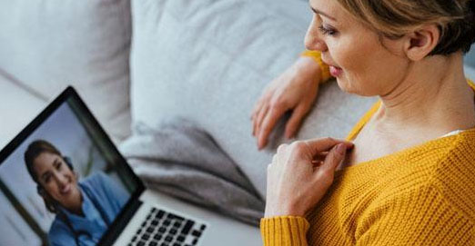 mujer en el sofá mirando ordenador