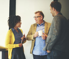 Trabajadores hablando mientras sonríen