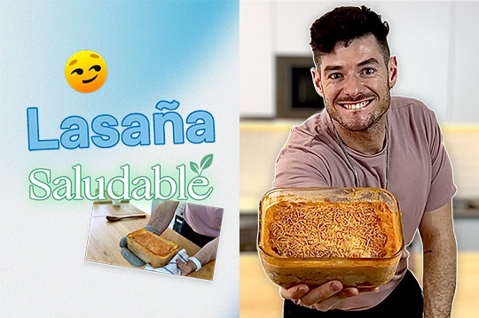 Hombre enseñando una lasaña de calabacín saludable