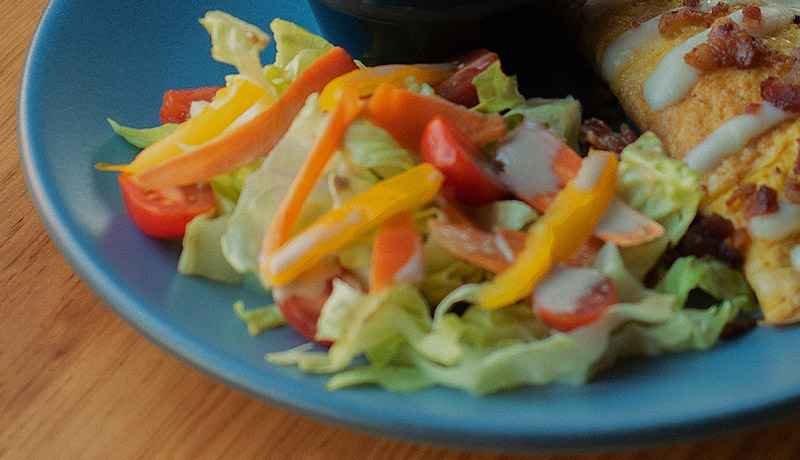 Plato de tortilla francesa y ensalada