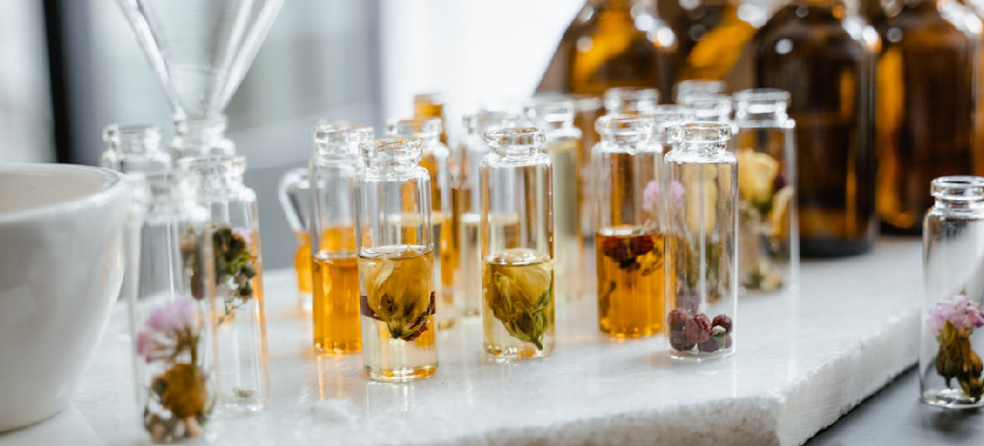 Diferentes frascos con agua y flores