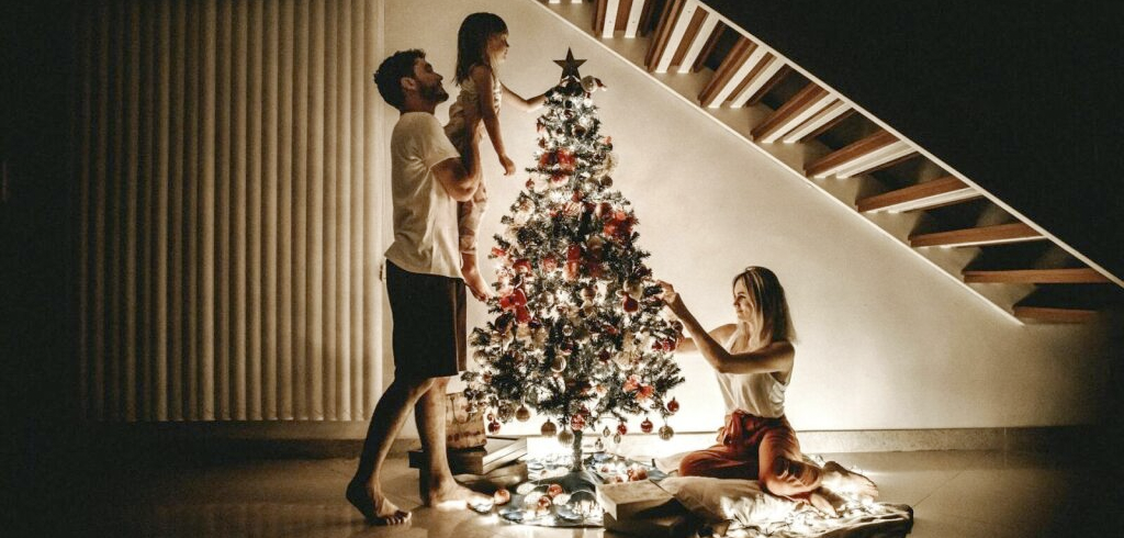 Familia decorando el árbol de Navidad