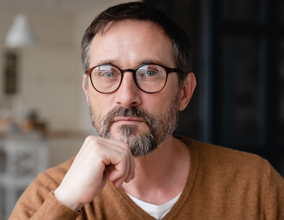 Hombre con expresión de duda y gesto pensativo