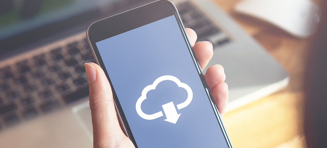 Pantalla de un smartphone haciendo una copia de seguridad en la nube