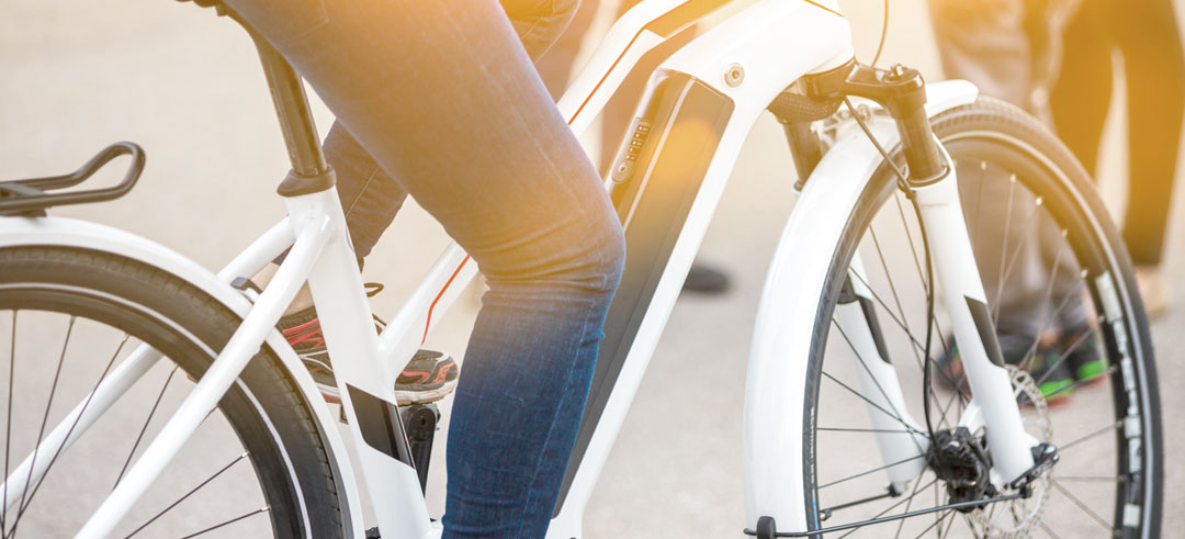 Persona montada en una bicicleta eléctrica