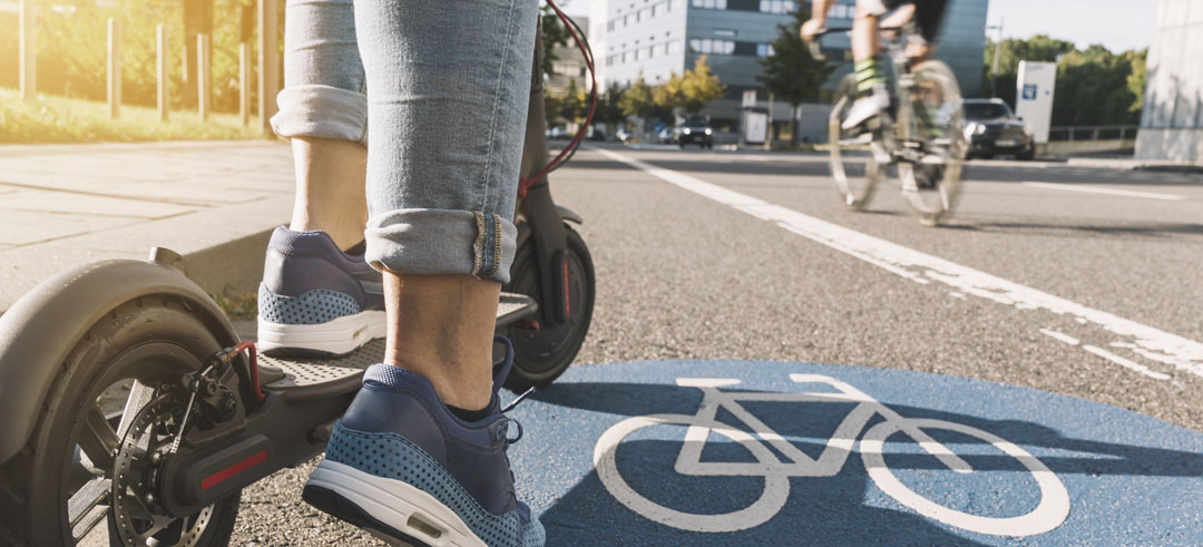 Persona circulando en patinete eléctrico por el carril bici