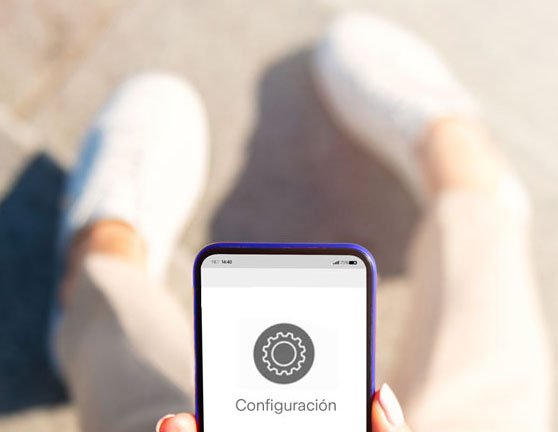 Persona accediendo a la función de configuración desde su smartphone