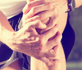 Persona tocándose la rodilla con daño