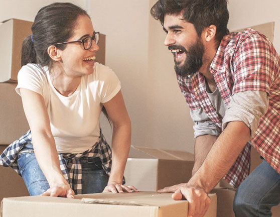 Pareja feliz realizando una mudanza